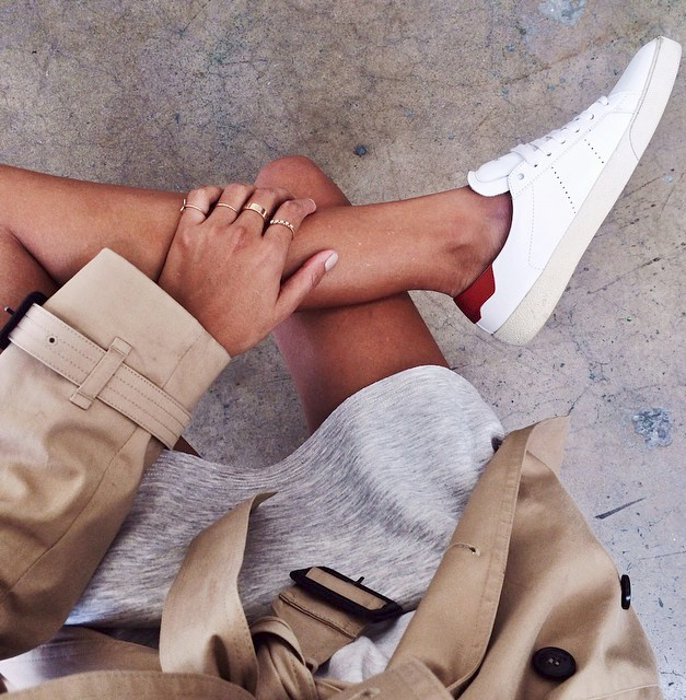 Bronzage caramel + baskets blanches + trench camel + fines bagues dorées = le bon mix