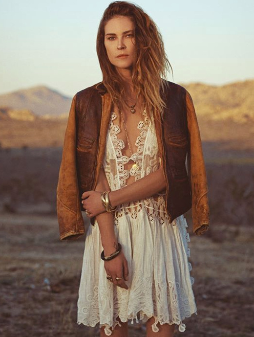 Entre blouson en cuir usé et délicate robe en dentelle blanche, Erin Wasson a tout bon !