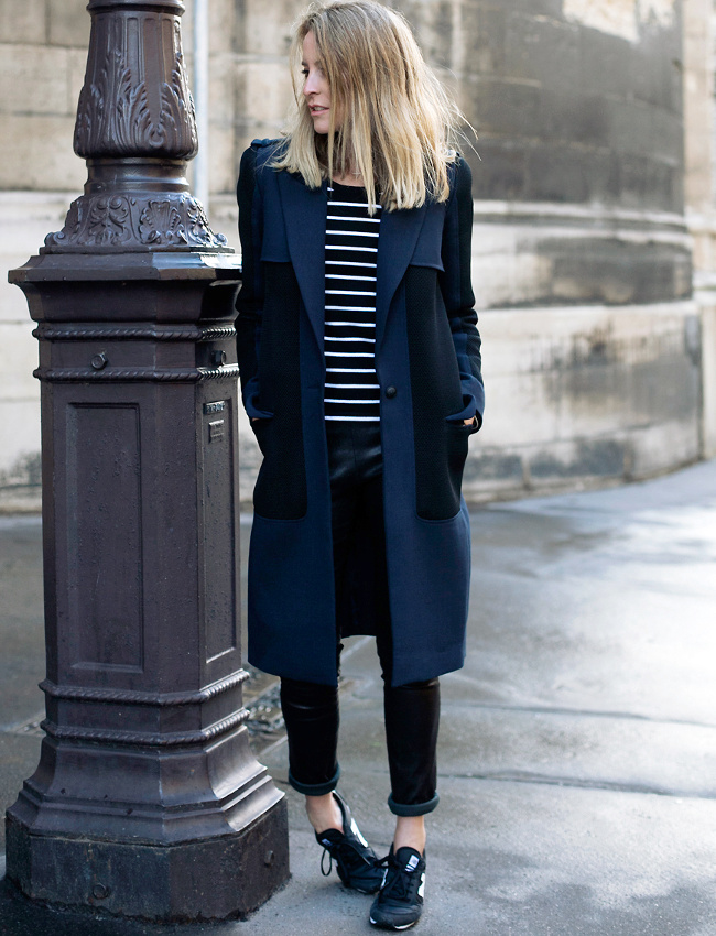 Trench bleu marine + marinière noir et blanc + slim carbone roulotté sur la cheville + runnings noires = le bon mix