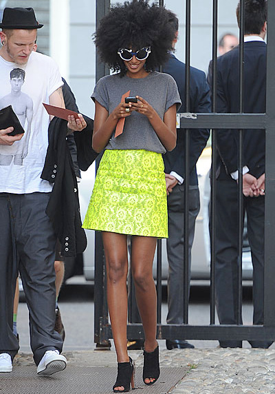 Rien de tel qu'un tee-shirt étroit tout simple pour apaiser une jupe en dentelle jaune acide !