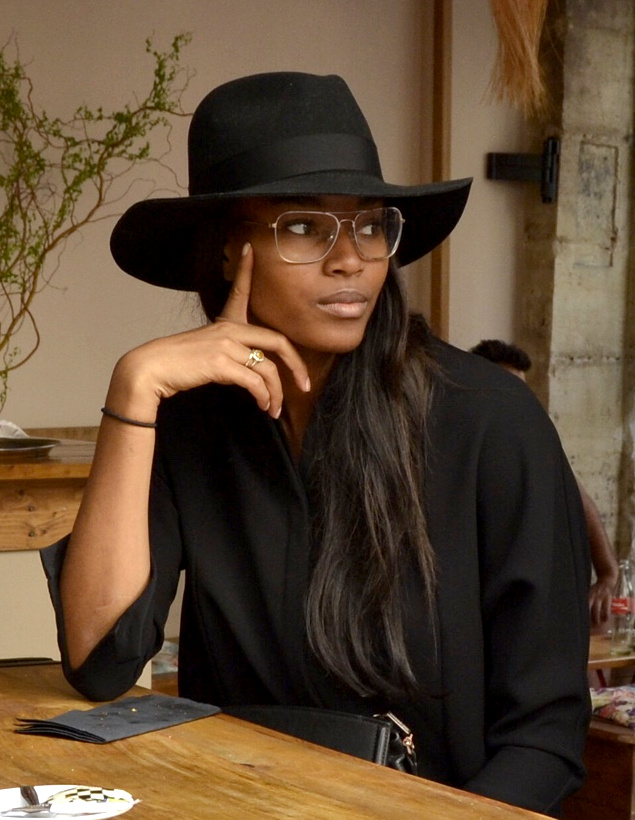 Fedora réglisse + veste noire + lunettes masculines finement cerclées = le bon mix