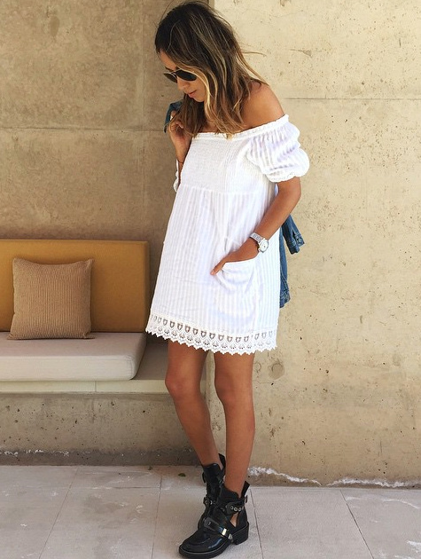 Rien de tel qu'une paire de boots masculines pour twister une petite robe blanche estivale !