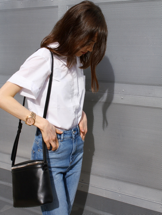 Jean taille haute + montre dorée + sac seau noir = le bon mix