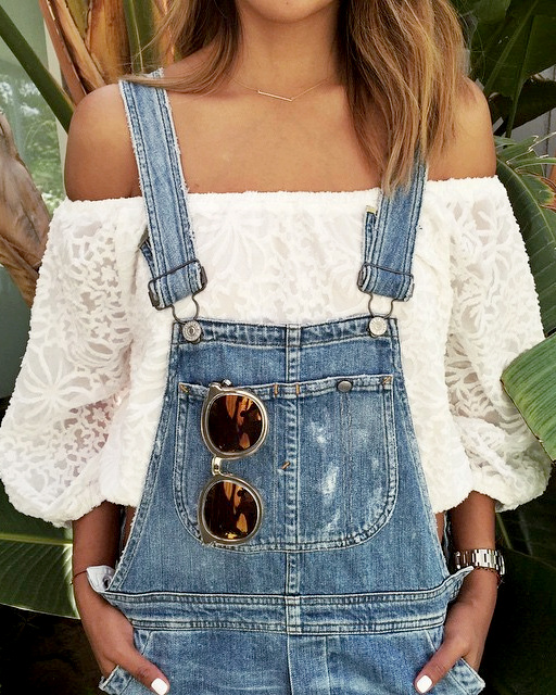 Pour féminiser la salopette en jean, on pense à la blouse décolletée sur les épaules