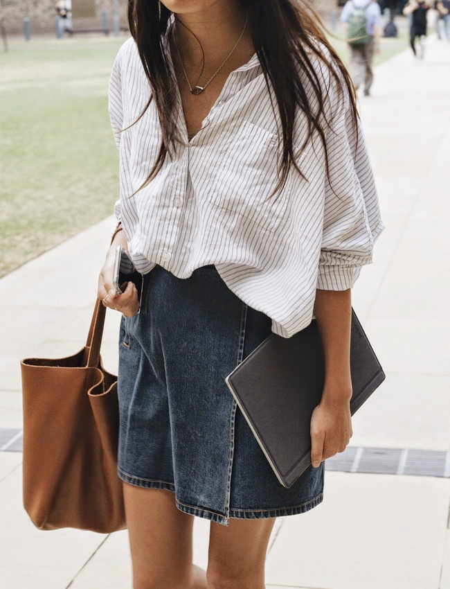 Ce printemps, on n'hésite pas à choisir nos chemises en mode XXL et à les faire blouser dans nos jupes