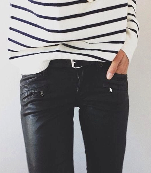 Pull marinière + slim en cuir = le bon mix