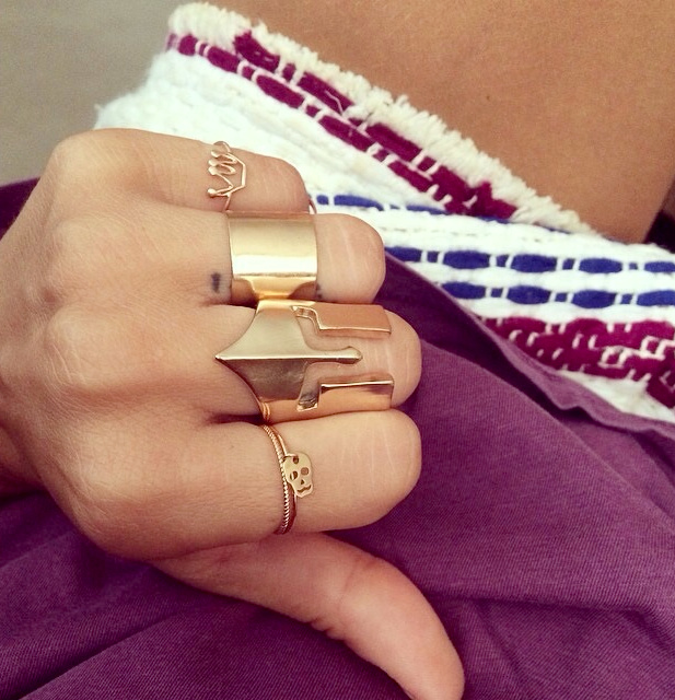 Accumulation de bagues dorées + texture folk = le bon mix