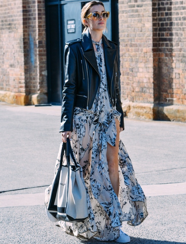 Longue robe translucide + perfecto en cuir noir + baskets = le bon mix