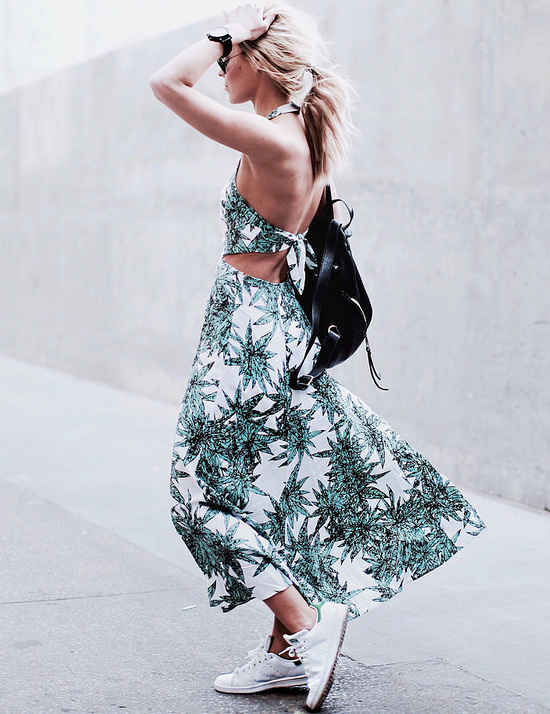 Accompagnée d'une paire de baskets, la robe de plage s'autorise une virée urbaine