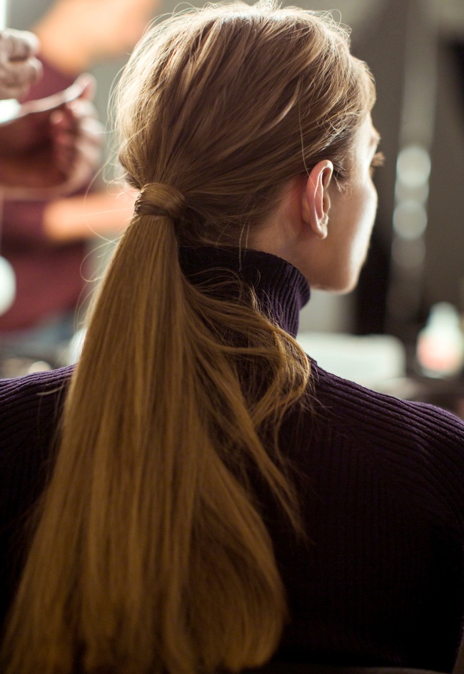 Oui à la queue de cheval basse coiffée/décoiffée !