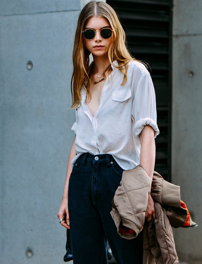 Portée échancrée et glissée dans un jean semi-taille haute, la chemise ample se fait dangereusement sensuelle
