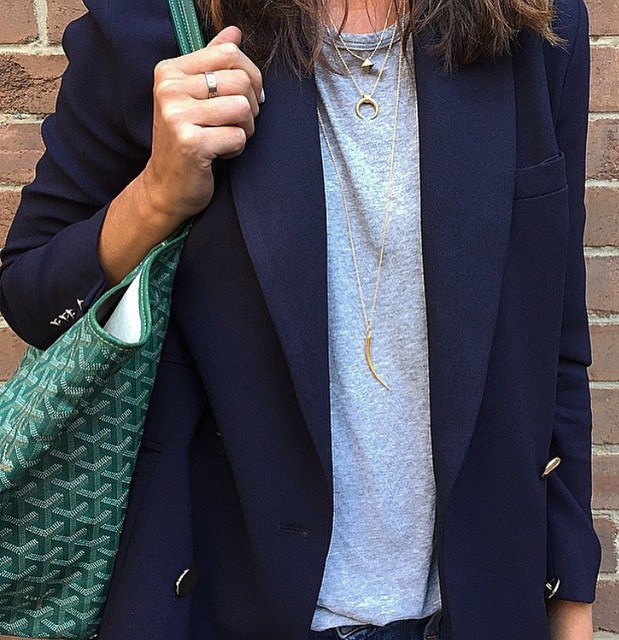 Cet été, on pense à mixer les sautoirs fins et dorés de différentes longueurs