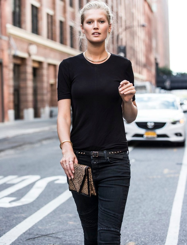 Rien de tel qu'une pochette léopard pour booster un total look noir casual !