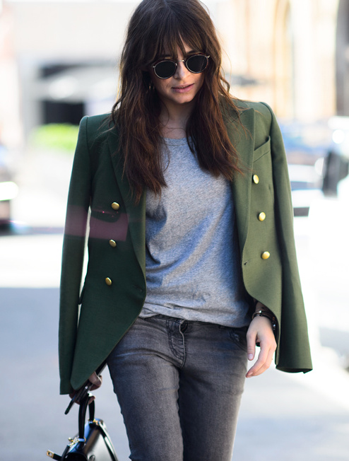 On ne se lasse pas du duo tee-shirt ultra simple/blazer à double boutonnage doré jeté sur les épaules