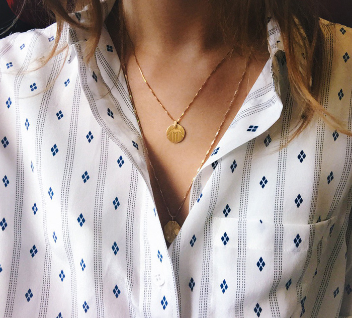 Chemise en coton + duo de médailles dorées = le bon mix
