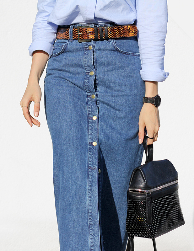 Ce printemps, on pense à déboutonner largement nos jupes longues en jean afin de les rendre moins sévères