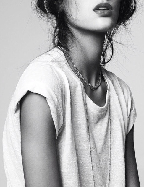 Accumulation de fins colliers + tee-shirt vieilli = le bon mix