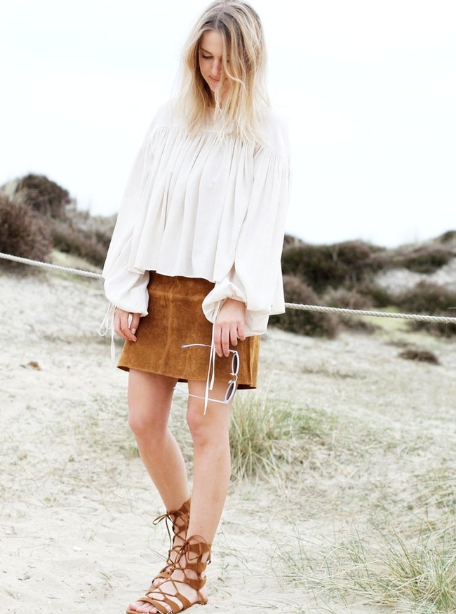 Oui au duo jupe fauve en daim/blouse romantique !