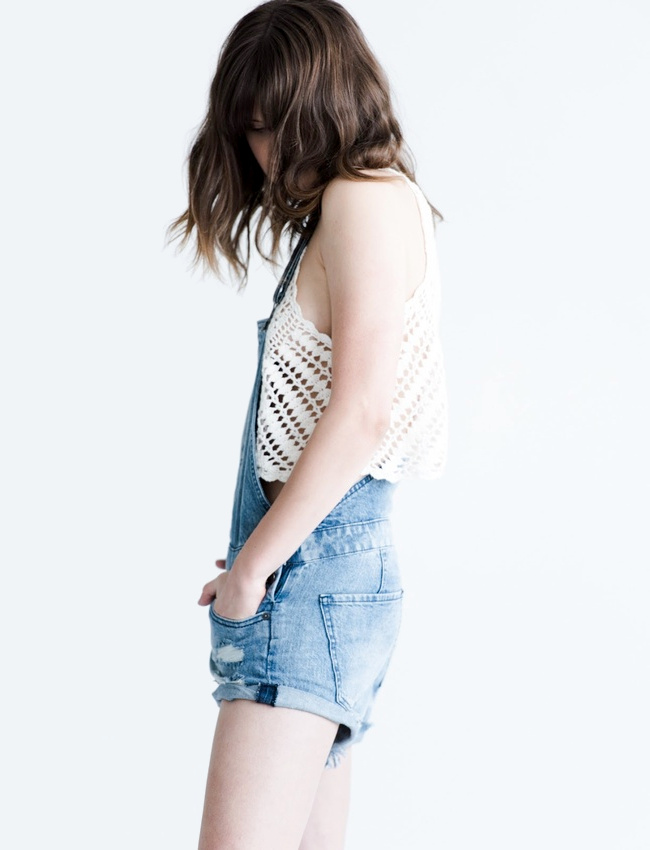 Cet été, on n'hésite pas à associer top en crochet et salopette-short en jean