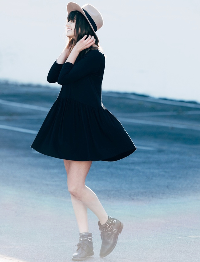 Mini robe ample noire + boots rock + maxi sourire = le bon mix