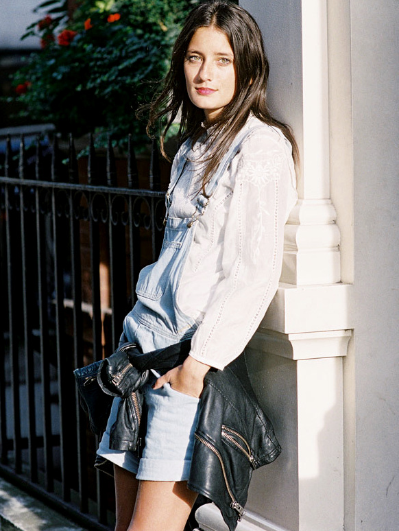 On pense à twister le duo blouse en dentelle/salopette-short en jean au contact d'un perfecto en cuir noir