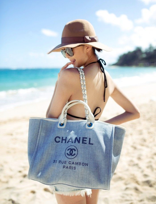 Décliné en mode denim, le cabas Chanel deviendrait presque cool !