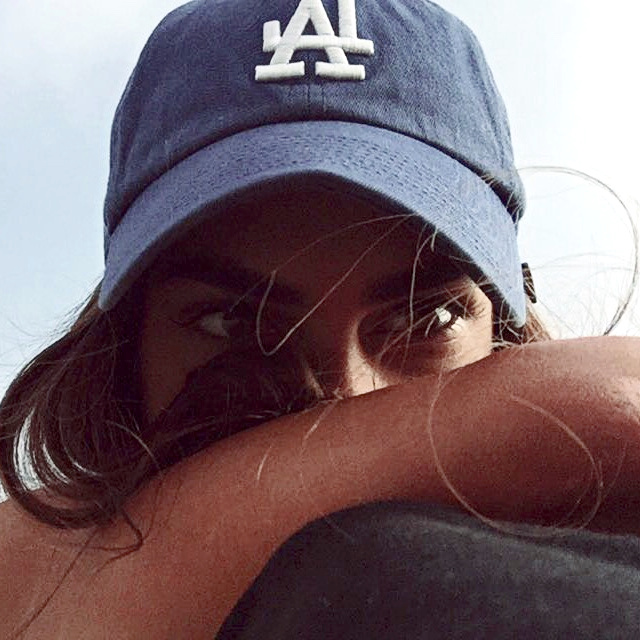 Casquette de base-ball bleu marine + bronzage caramel = le bon mix