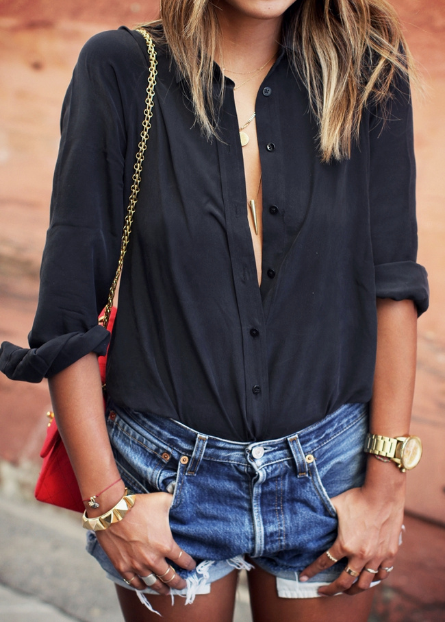 Bijoux dorés + chemise noire + short en jean + bronzage caramel = le bon mix
