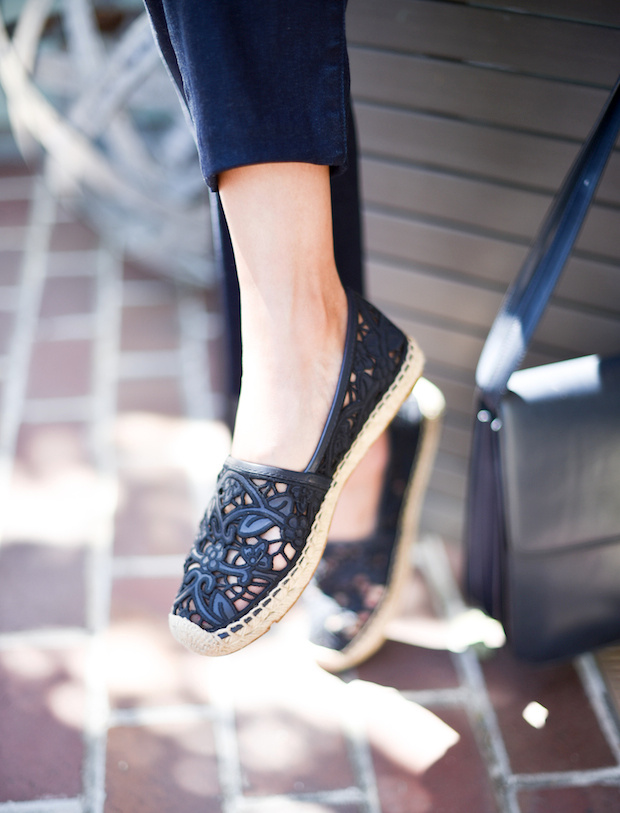 Entre dentelle et teinte carbone, ces espadrilles ont tout bon !