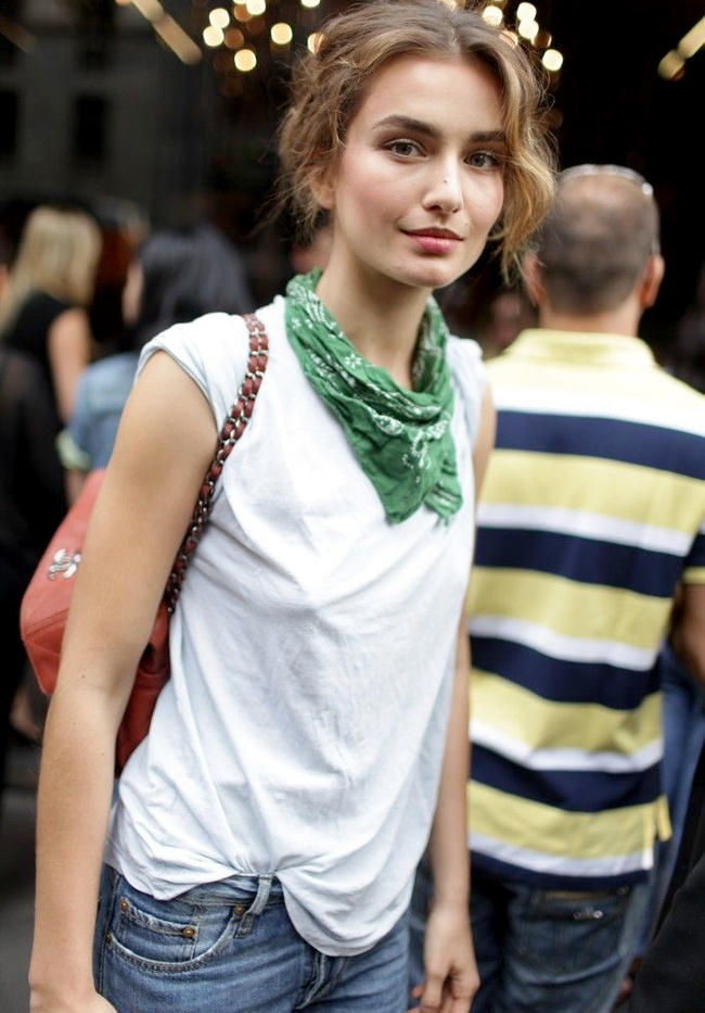 Porté en mode froissé, le bandana gagne en casualness