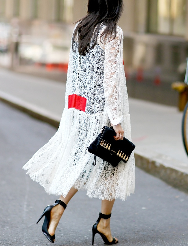 Ample robe en dentelle blanche et translucide + fond de robe carbone + sandales noires vertigineuses = le bon mix