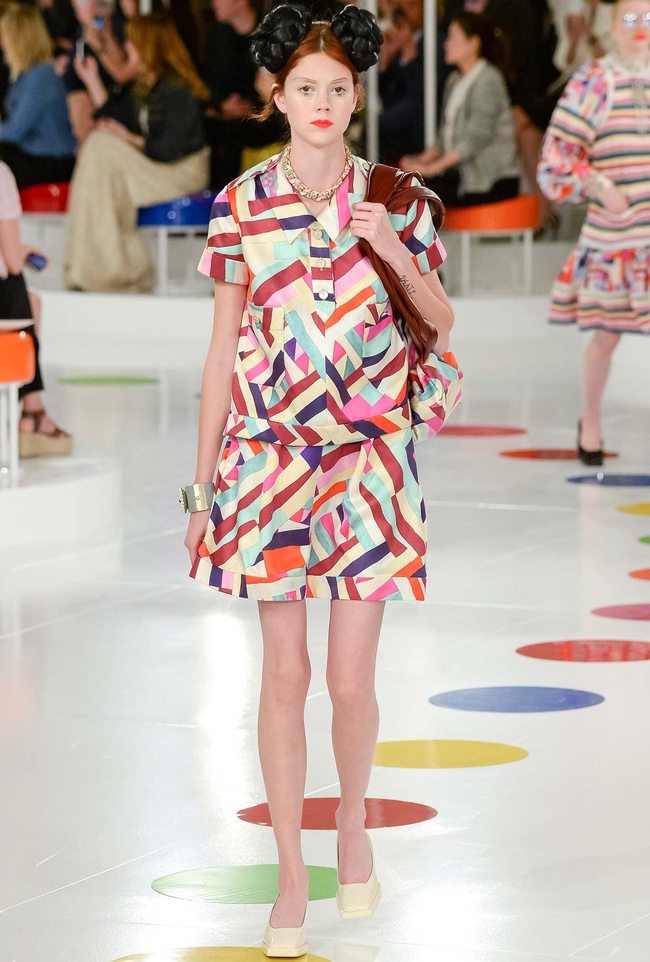 Chez Chanel, la cuisse plus fine que le mollet de cette mannequin laisse songeur...