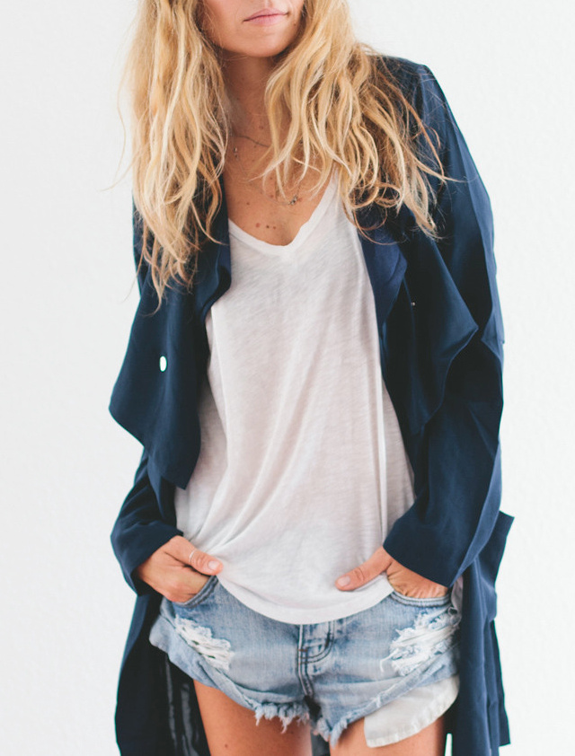 Rien de tel qu'un trench liquide pour réchauffer le duo tee-shirt loose/short en jean destroy !