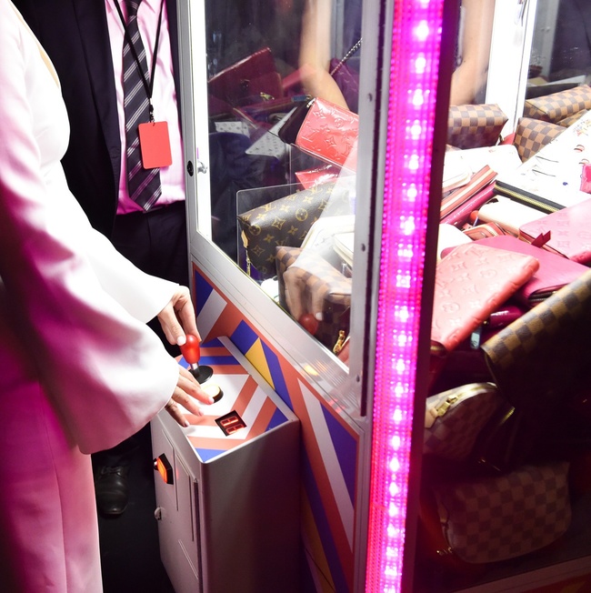 La machine attrape-peluche vue par Louis Vuitton !