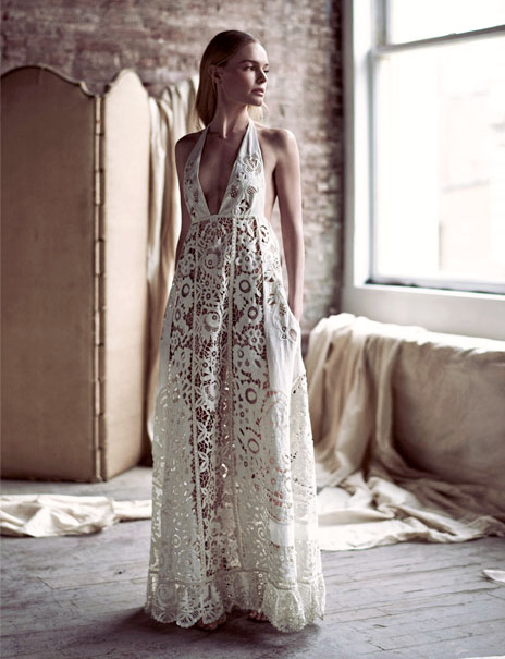 Entre dentelle et découpes sensuelles, cette longue robe Valentino a tout bon !