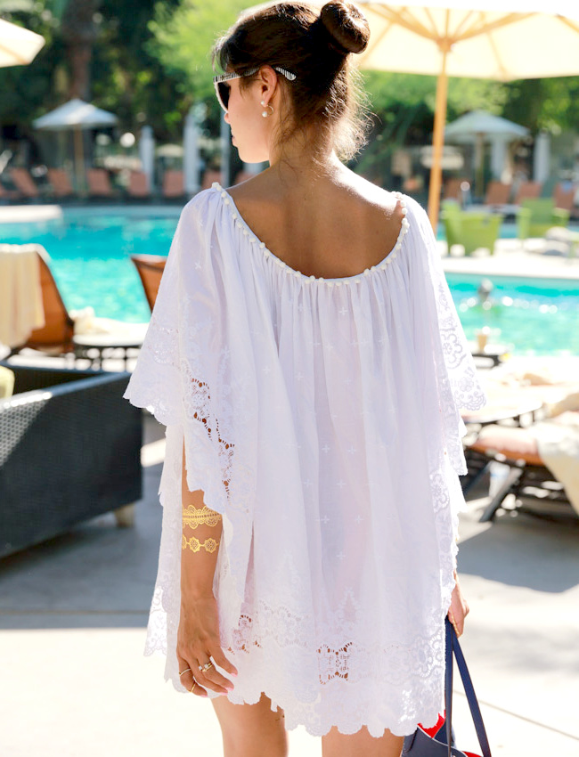 L'ample et courte robe blanche, une parfaite alternative au paréo !