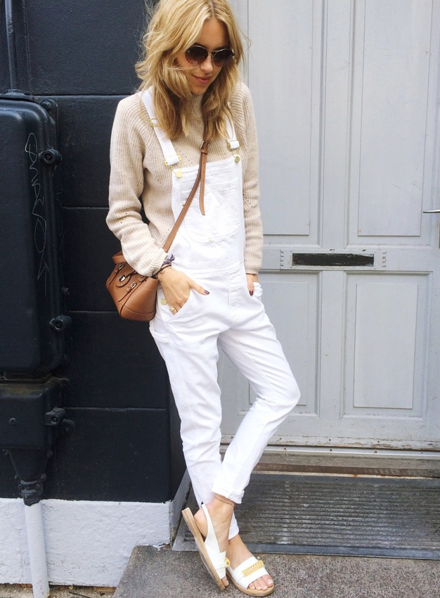Ce printemps, on pense � glisser un petit pull camel sous nos salopettes blanches en jean