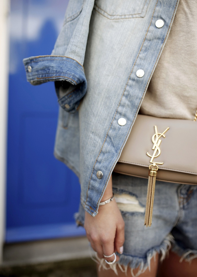 Rien de tel que le duo chemise en jean/short en denim destroy pour apaiser un mini 