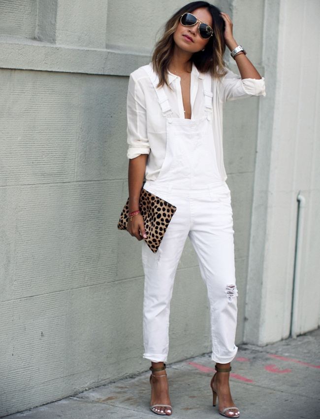 Les sandales minimalistes � talons aiguilles, ou comment sensualiser la salopette en jean