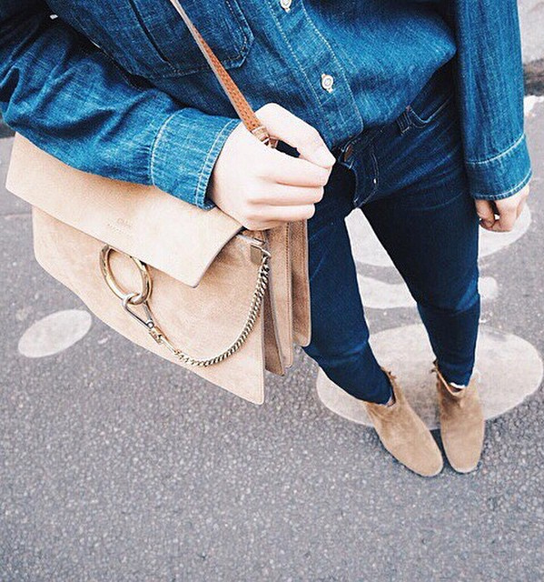 Accompagn� d'une chemise en jean, le sac Faye de chez Chlo� se fait irr�sistible !