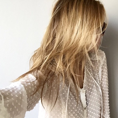 Blouse blanche plumetis + cheveux blonds + lunettes de soleil aviateur = le bon mix