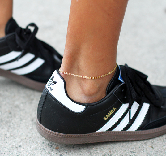 Gazelles noires + tr�s fin bracelet de cheville + jambes bronz�es = le bon mix