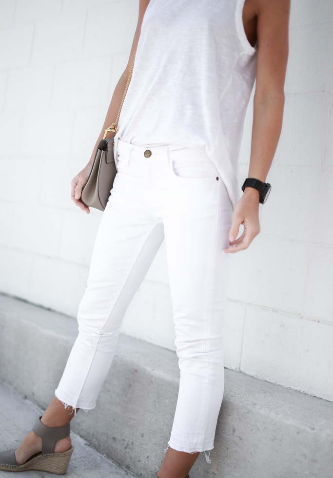 Rien de tel qu'un accessoire taupe pour r�veiller un total look blanc !