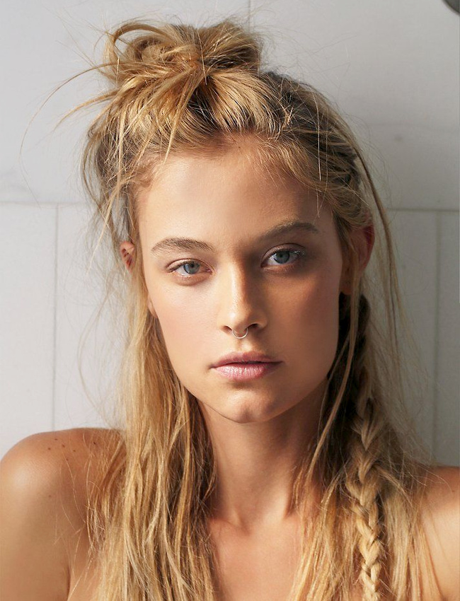 En �t�, on n'h�site pas � mixer tresses, chignon coiff�/d�coiff� et m�ches folles