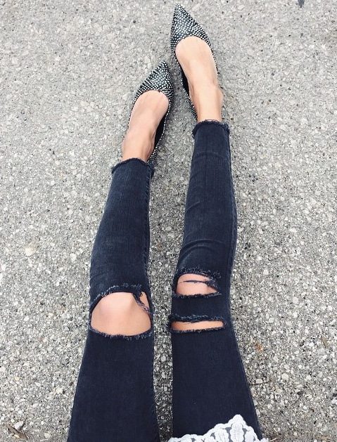 Rien de tel qu'une paire de ballerines pointues � pois pour chiciser un slim destroy !