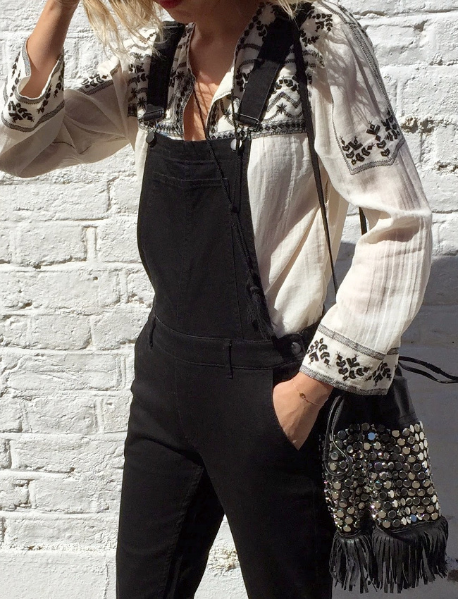 Salopette en jean noir + blouse folk = le bon mix