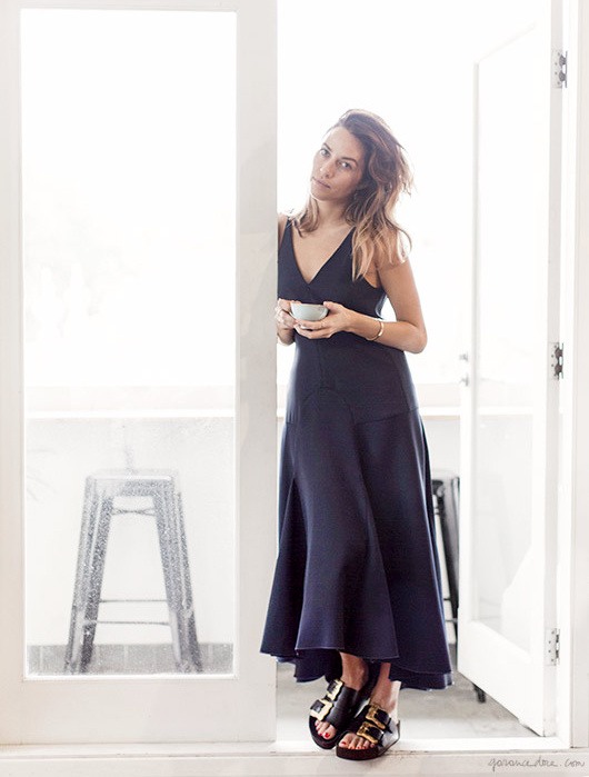 Pour twister une longue robe bleu marine, on pense � enfiler des sandales un brin massives