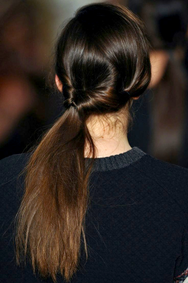 Oui � la queue de cheval l�g�rement d�cal�e sur le c�t� !