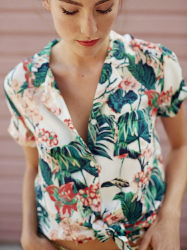 Port�e l�g�rement d�boutonn�e et nou�e sur le devant, la chemise hawa�enne gagne en sensualit�