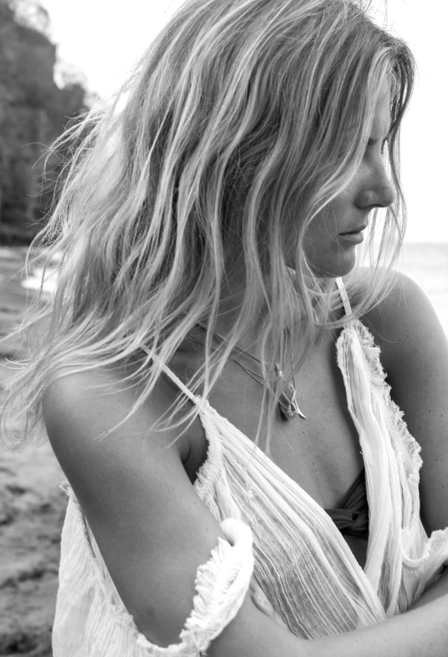 Rien de tel qu'une tunique de plage pour r�chauffer un bikini triangle !